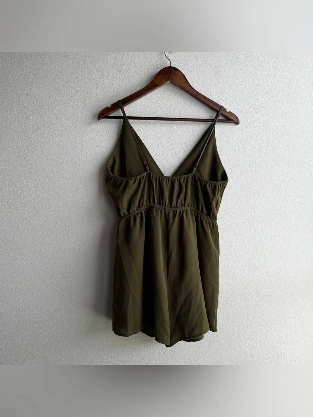 Tobi Olive Green Surplice Romper Shorts Medium Elastic Waist Lightweight Casual - Picture 3 of 15